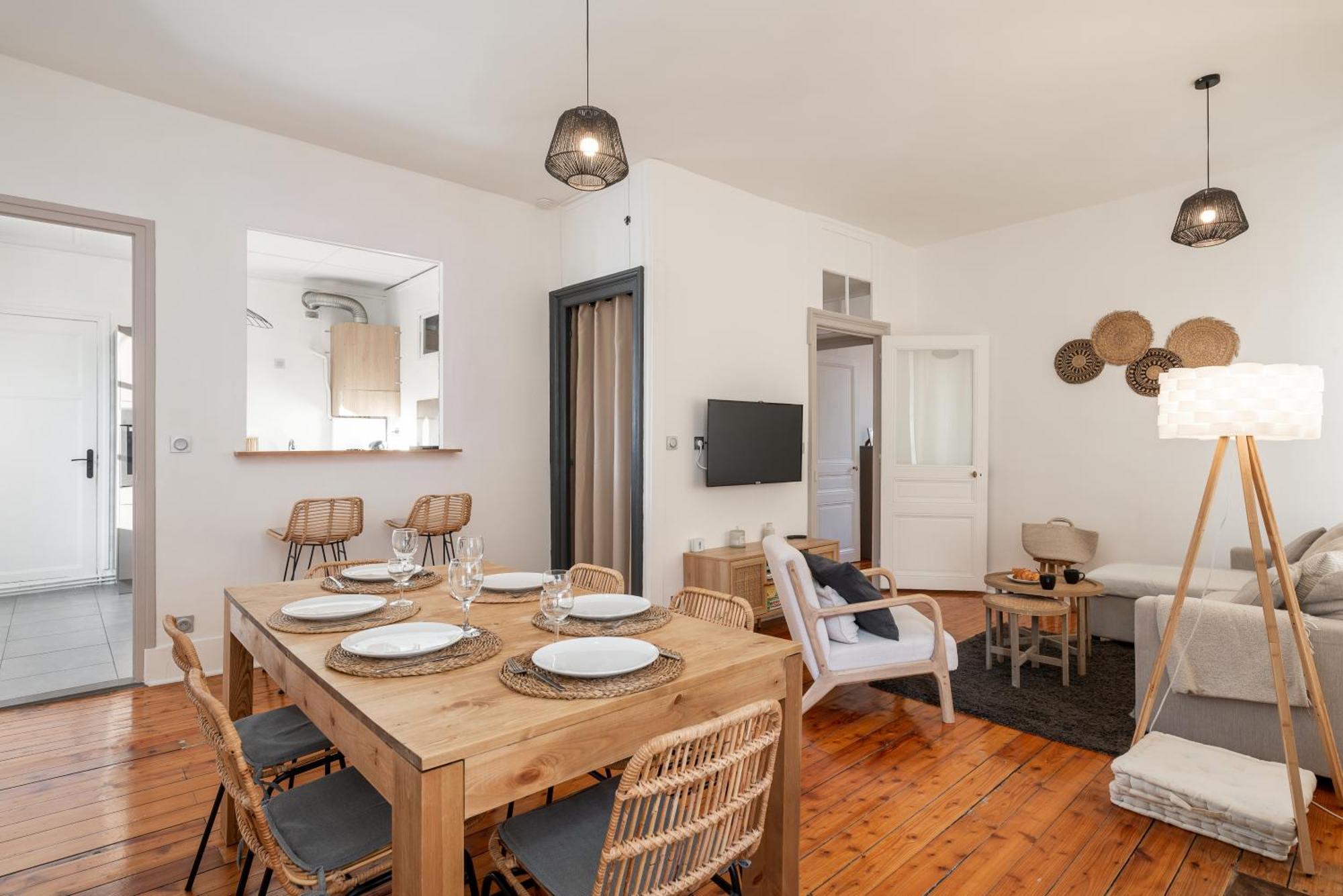 Appartement Spacieux Et Chaleureux Coeur De Ville Chambéry Buitenkant foto