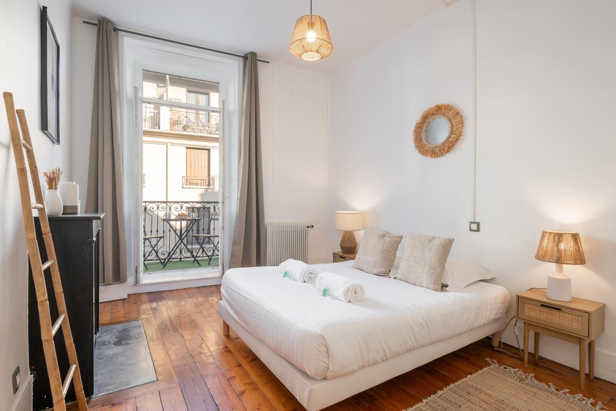 Appartement Spacieux Et Chaleureux Coeur De Ville Chambéry Buitenkant foto