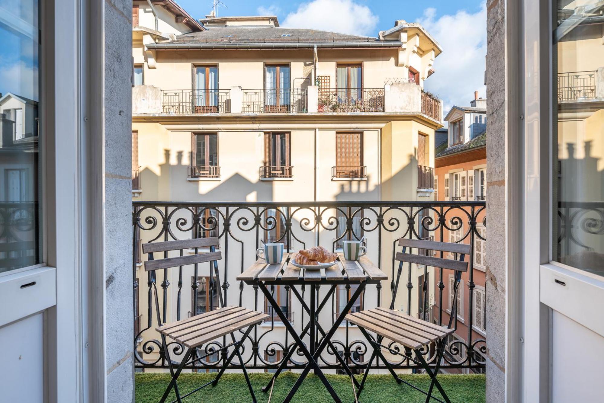 Appartement Spacieux Et Chaleureux Coeur De Ville Chambéry Buitenkant foto